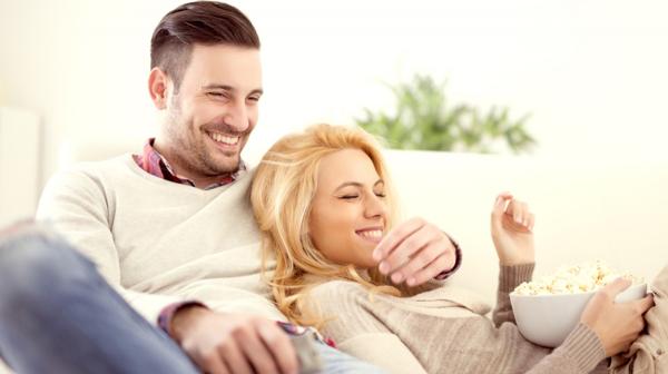 Disfrutar de programas de televisión en pareja puede estimular y aumentar la calidad de la relación entre dos personas (IStock)