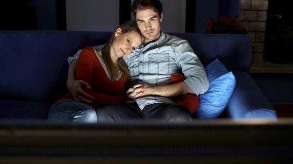 Leer libros y ver series y films en pareja fueron asociados con mayor intimidad y confianza en la pareja (IStock)
