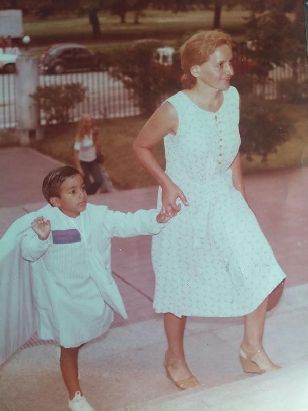 Nené y Javier en épocas de cuadernos y pupitres. Ella con su trabajo en el Ministerio de Salud le pagó toda la escuela primaria y la secundaria