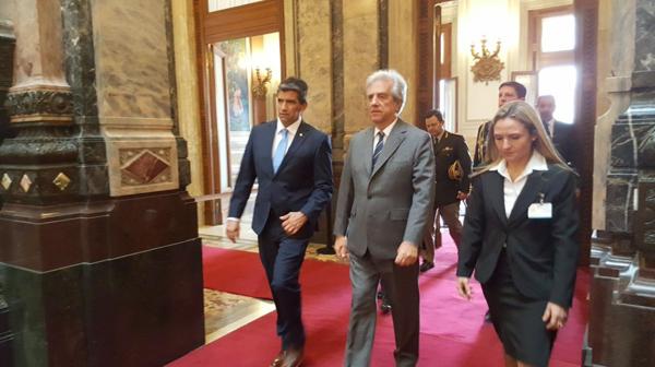 El presidente Tabaré Vázquez acompañado de su vice Raúl Sendic (@carodelisa)
