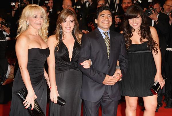 Otros tiempos: Maradona con Claudia, Dalma y Gianinna