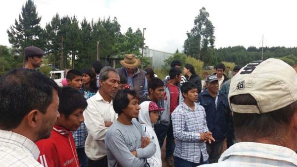 Las 26 familias de la comunidad de Chafariz protestaron sobre la ruta 13, pidiendo al gobierno luz casas y el puente (MisionesCuatro.com)