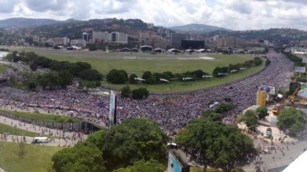 Tras la multitudinaria movilización del miércoles, la oposición convocó una huelga para el próximo viernes