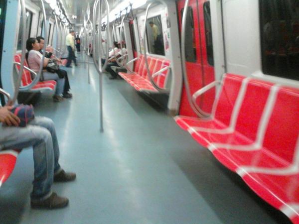 Uno de los vagones del metro de Caracas vacío en hora pico (@VVperiodistas)