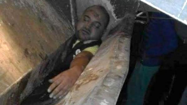 La foto del vendedor de pescado estaba en portada de muchos de los diarios en Marruecos este lunes. La muerte fue causada por “un choque hemorrágico después de una herida torácica”, según indican los resultados de la autopsia