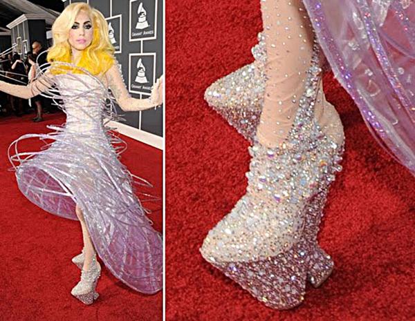 Lady Gaga en la alfombra roja de los Grammy con una versión moderna de los chapines, el calzado que dio origen al stiletto