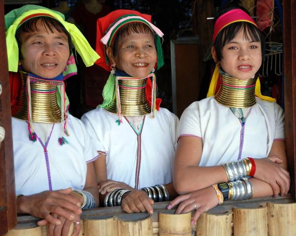 Las mujeres de Birmania lucen orgullosas sus cuellos largos, símbolo de belleza