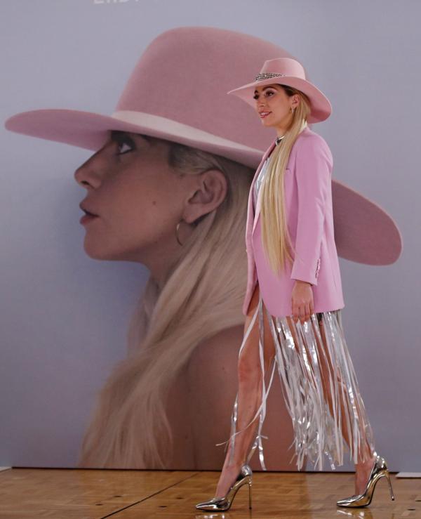 El sombrero de alas anchas de la diseñador Gladys Tamez se convirtió en el ícono de la temporada gracias a a la portada de Joanne (Reuters)