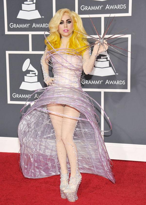 Lady Gaga en los premios Grammy 2010 con su versin de Armani Priv, Lady Gaga sorprendi su versin moderna del calzado chapines