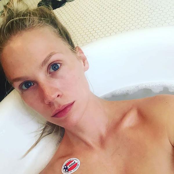 La actriz January Jones votó y lo demostró luciendo la pegatina mientras tomaba un baño