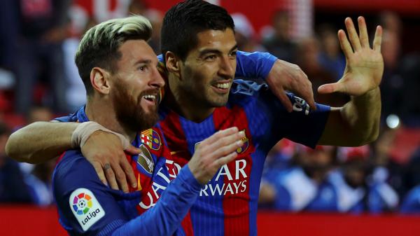Lionel Messi celebra con Luis Suárez. Ambos marcaron en el triunfo sobre el Sevilla (Reuters)