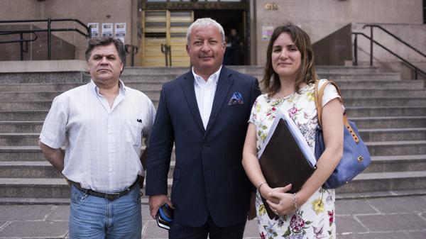 Su representante, Roberto Valerstein, y los abogados Iezzi y Álvarez di Pietro. (Adrián Escandar)