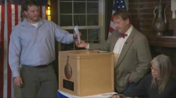 El primer votante de Dixville Notch deja su papeleta en la urna (Fox25)