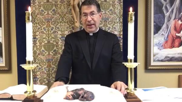 Pavone recibió miles de críticas por el repudiable video. La Arquidiócesis de Nueva York condenó su accionar