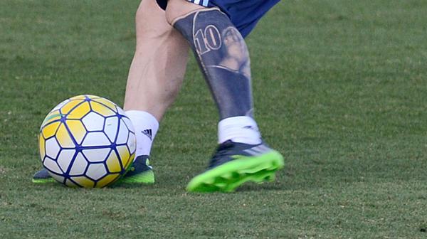 El blackout que se realizó Lionel Messi en su pierna izquierda (AP)