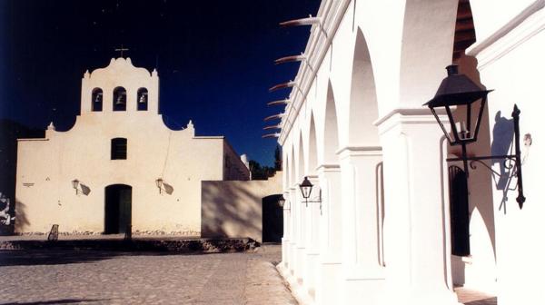 La iglesia de Cachi y el Museo de Arqueología de San José de Cachi Pío Pablo Díaz son sus mayores atractivos
