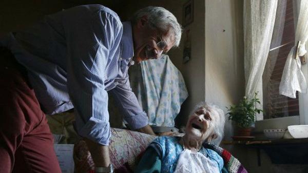 Morano junto a su médico de cabecera, Carlo Bava (AP)