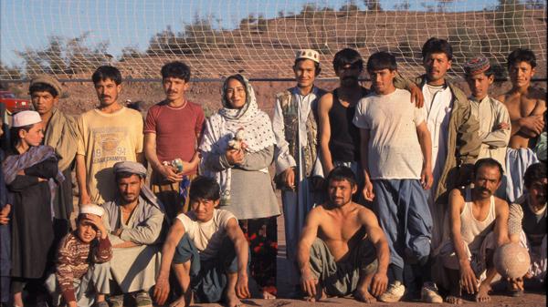 Nomani nació en la India hace 52 años. Emigró a los Estados Unidos cuando tenía apenas cuatro. Allí fundó el Movimiento de Reforma Musulmán. En la fotografía con refugiados en la frontera entre Afganistán y Pakistán (2001)