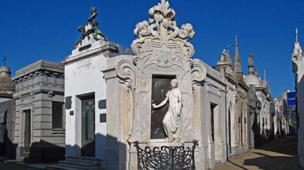 El Cementerio de la Recoleta es una de las atracciones turísticas más populares de Buenos Aires
