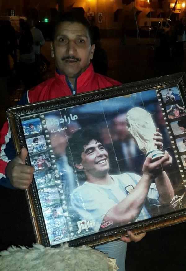 Un vendedor marroquí posa con un cuadro de Diego Armando Maradona, un ídolo trasnacional