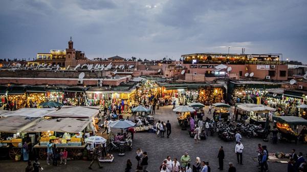 De un lado la Medina, del otro la mezquita Koutoubia, en el medio una gran explanada (iStock)