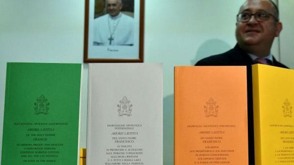 Copias de la exhortación apostólica post-sinodal Amoris Laetitia (AFP)