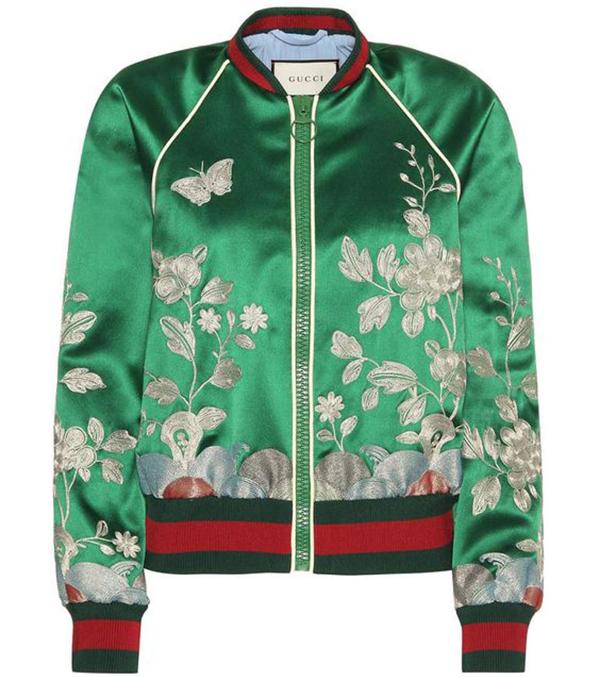La bomber de la firma Gucci, en verde con estampa bordada floreada y los detalles en puño y cintura