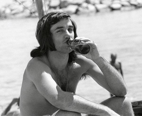 Gracias a su personalidad, George Best, conquistó a los londinenses (AP)