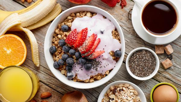 Se recomienda consumir lácteos o frutas como colaciones, desayunos y meriendas (iStock)