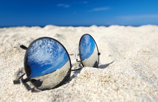 Los anteojos de sol son imprescindibles para la proteger la vista de los rayos UV (iStock)