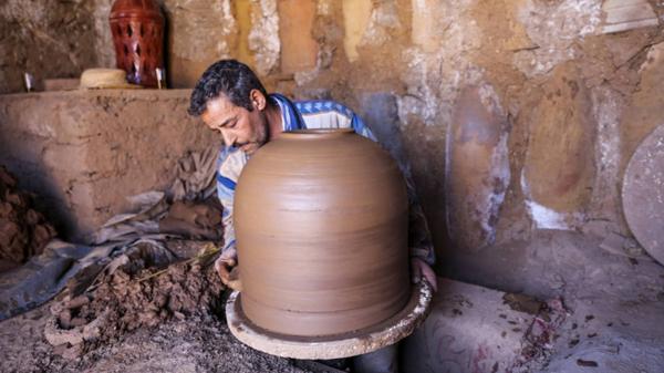 Un grupo de artesanos modela en arcilla la heladera casera, que tendrá motivos culturas marroquíes en su exterior