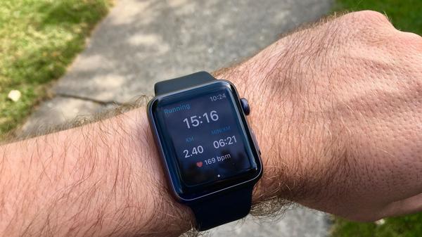 Este reloj de Series 1 tiene una capacidad de 8 GB y no viene con GPS.