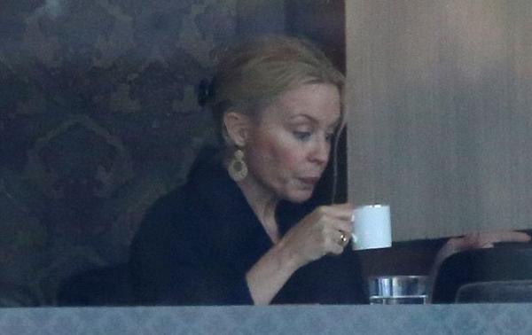 A Minogue se la notó tensa durante su desayuno. Después abandonó el hotel con su equipaje