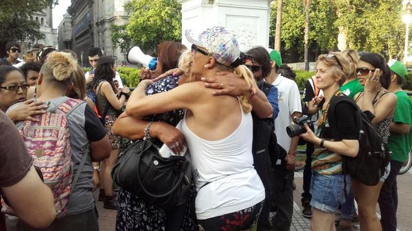 El acto terminó con abrazos y lágrimas (Daniela Lichinizer)