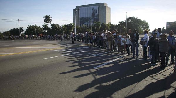 La población acudió al memorial José Martí, en la plaza de la Revolución (REUTERS)