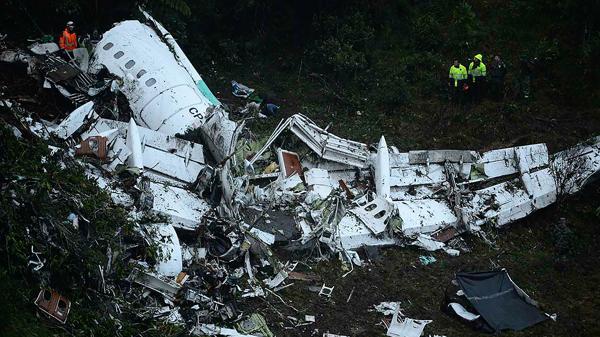 Zona de desastre: el avión de LAMIA quedó destruido al precipitarse sobre el cerro Gordo, en La Unión (AFP)