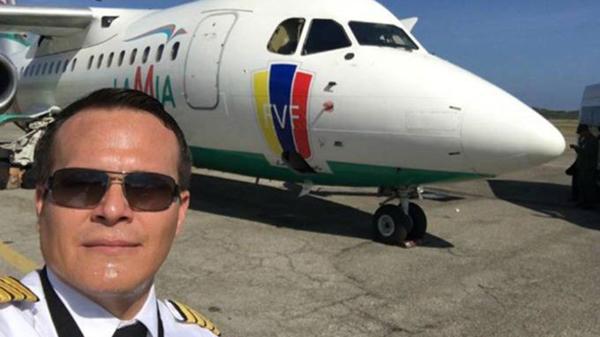 Miguel Quiroga posa con el avión detrás, poco antes de llevar a la selección de Venezuela, también cliente de LAMIA (Facebook)