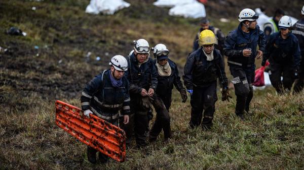 Diferentes voluntarios trabajaron para salvar a las seis personas (AFP)