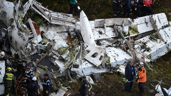 Los restos del avión en el que se transportaba el equipo brasileño (AFP)