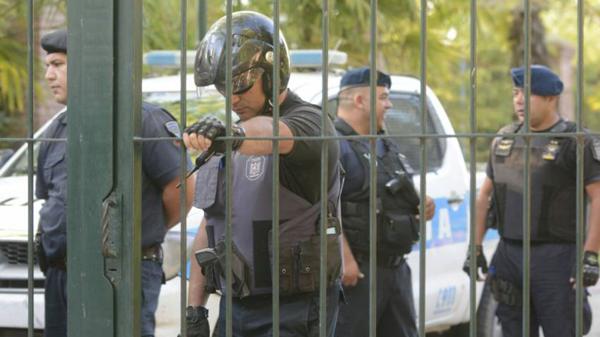 La Policìa custodió el colegio en el inicio de la semana (Andrés Larrovere / Los Andes)