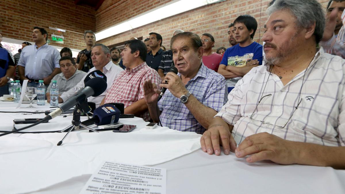 Guillermo Pereyra (derecha) en la asamblea que votó el paro de 48 horas (Télam)
