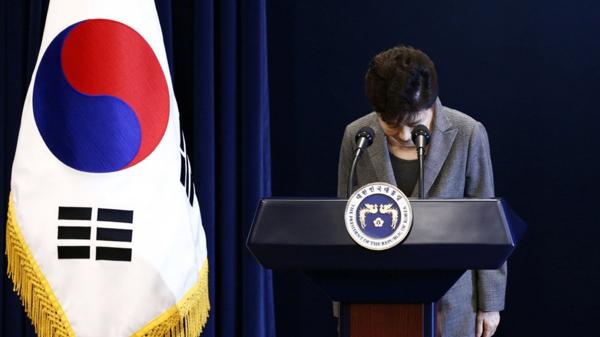 Park Geun-hye debió dejar su puesto por el caso Rasputina (Reuters)