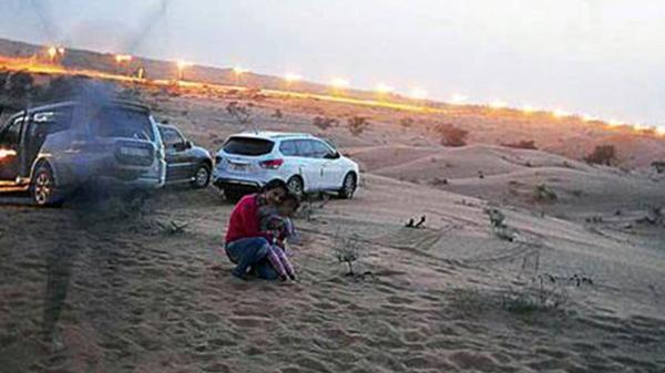 El extraño “espectro” o “fantasma” (?) les apareció mientras el padre de familia capturó un atardecer en el desierto árabe