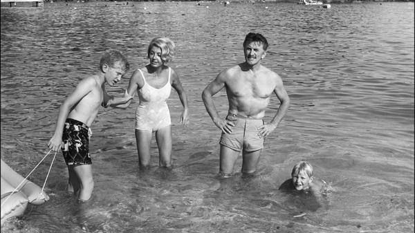 Kirk y sus dos hijos, Michael y Eric (AFP)