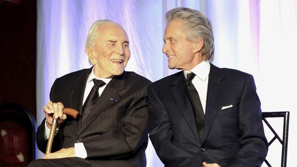 Michael Douglas prepara la fiesta de cumpleaños para su padre (AP)