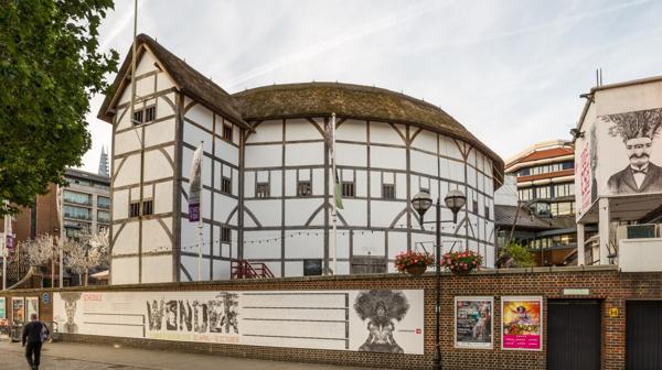 Shakespeares Globe Theatre lleva su nombre gracias a que ahí fueron representadas obras del  dramaturgo inglés