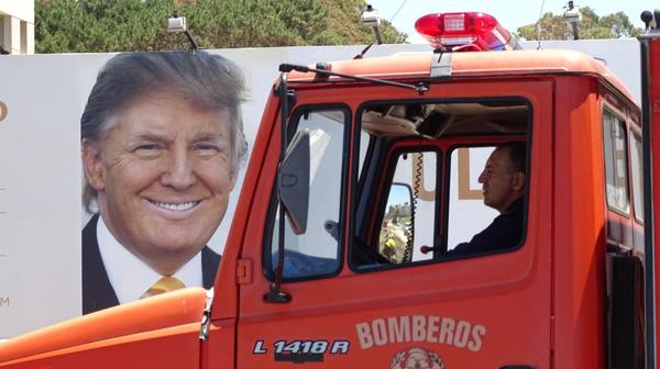 El camión de Bomberos aguarda frente al cartel de obra de la Torre