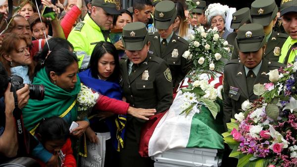 Un grupo de personas acompaña el féretro de la niña Yuliana Andrea Samboni Muñoz este miércoles 7 de diciembre, en Bogotá (EFE)