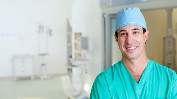 El dr. Matías Bruzoni es también profesor asistente de cirugía pediátrica en el Centro Médico Universitario de Stanford