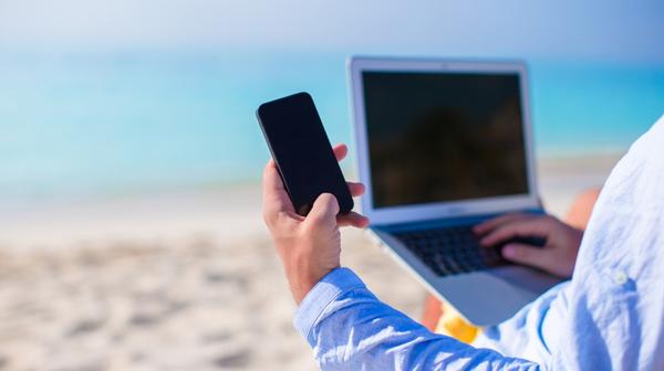 Los paradores ofrecen como atractivo la conexión inalámbrica y gratuita, una tentación para los adictos al trabajo (IStock)